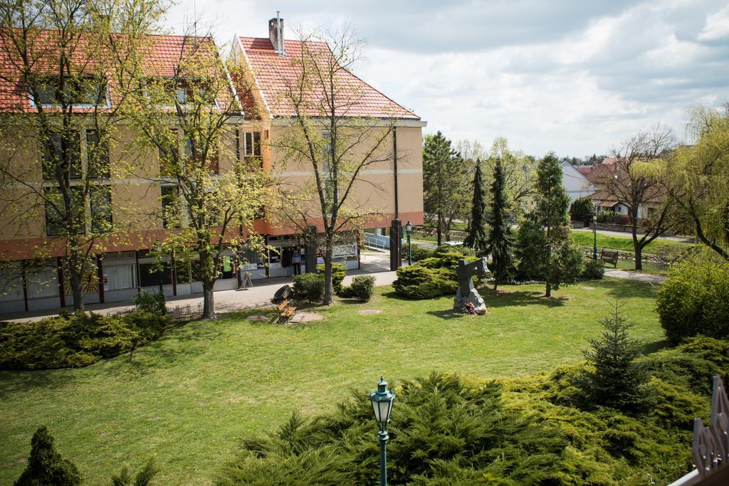 Titan Apartman Gyula Luaran gambar